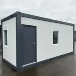 Escritório padrão com sanitário e duas janelas