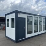 Secretária portátil com janelas grandes